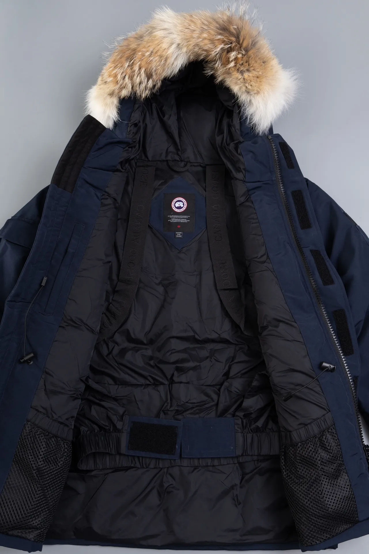 P820 (Top wolf fur version delivery handbag) Canada Goose Canada Goose #Expedition expedition parka classic down jacket ➖ Imported 21-count polyester-cotton blended original fabric [last year’s 16-count/18-count hard fabrics have been completely eliminated, this year all use 21-count genuine synchronous fabrics, the soft mid-band feels delicate and textured], genuine synchronous Feather-Light 10D waterproof coated fabric, made of 84.5% polyester fiber and 15.5% cotton, 100% the best feel in the entire network! ➖ The genuine official website uses the national standard 80 white duck down, and will never be misled by false claims such as 90 down or goose down! ➖ Using the best nylon lining with double double-layer sealing design, velvet-proof No. 7 needle + grid-filled down ready-made garments, there is 100% no so-called velvet running! ➖ The cuffs are designed with thickened seamless threads, and the collar and pockets are lined with top-quality polar fleece to keep you warm and comfortable! ➖ Yoshida YKK provides original custom-made electroplated sliders. YKK two-way lockable zippers are tight and smooth and will not peel off paint! ➖ 3M composite guarantees that the Velcro is the same as the original, durable, and all accessories and hardware are custom-made! ➖ The imported Behringer embroidery machine customizes the 10,000-needle embroidery logo, and 98% of the replicas restore the original logo. ➖ ​​The fur collars are all made of large pieces of Western Canadian blue wolf leather, ensuring that each fur collar is 13-15cm wide!